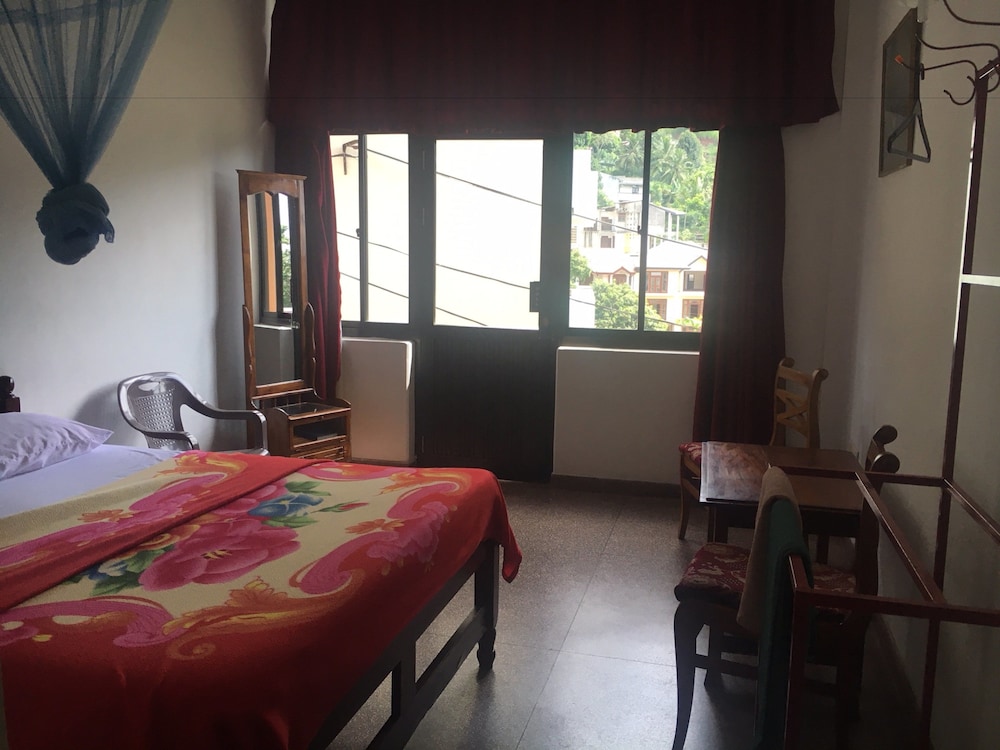 Majestic Tourist Hotel 32/49