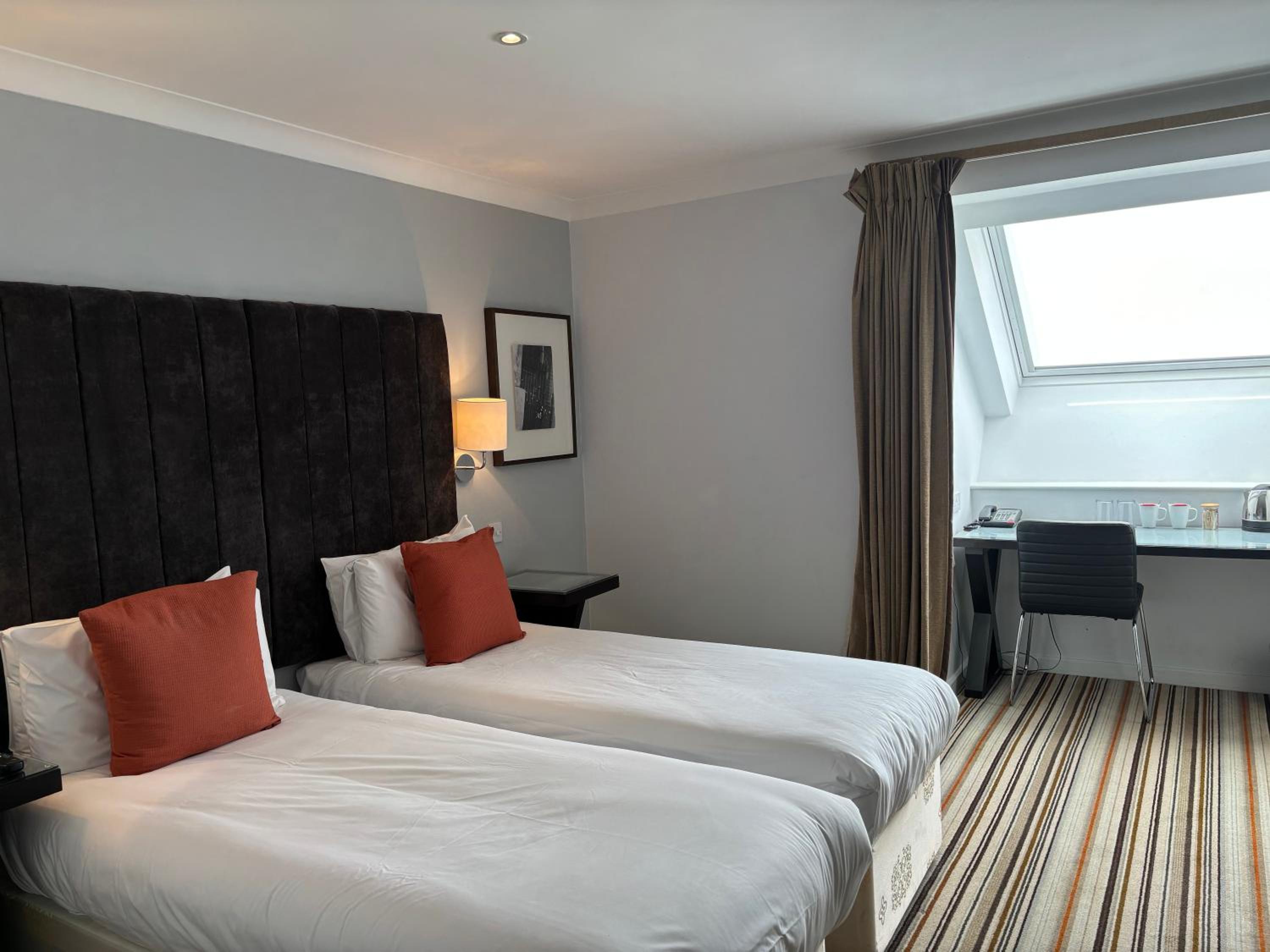 Gallery, Twin Beds