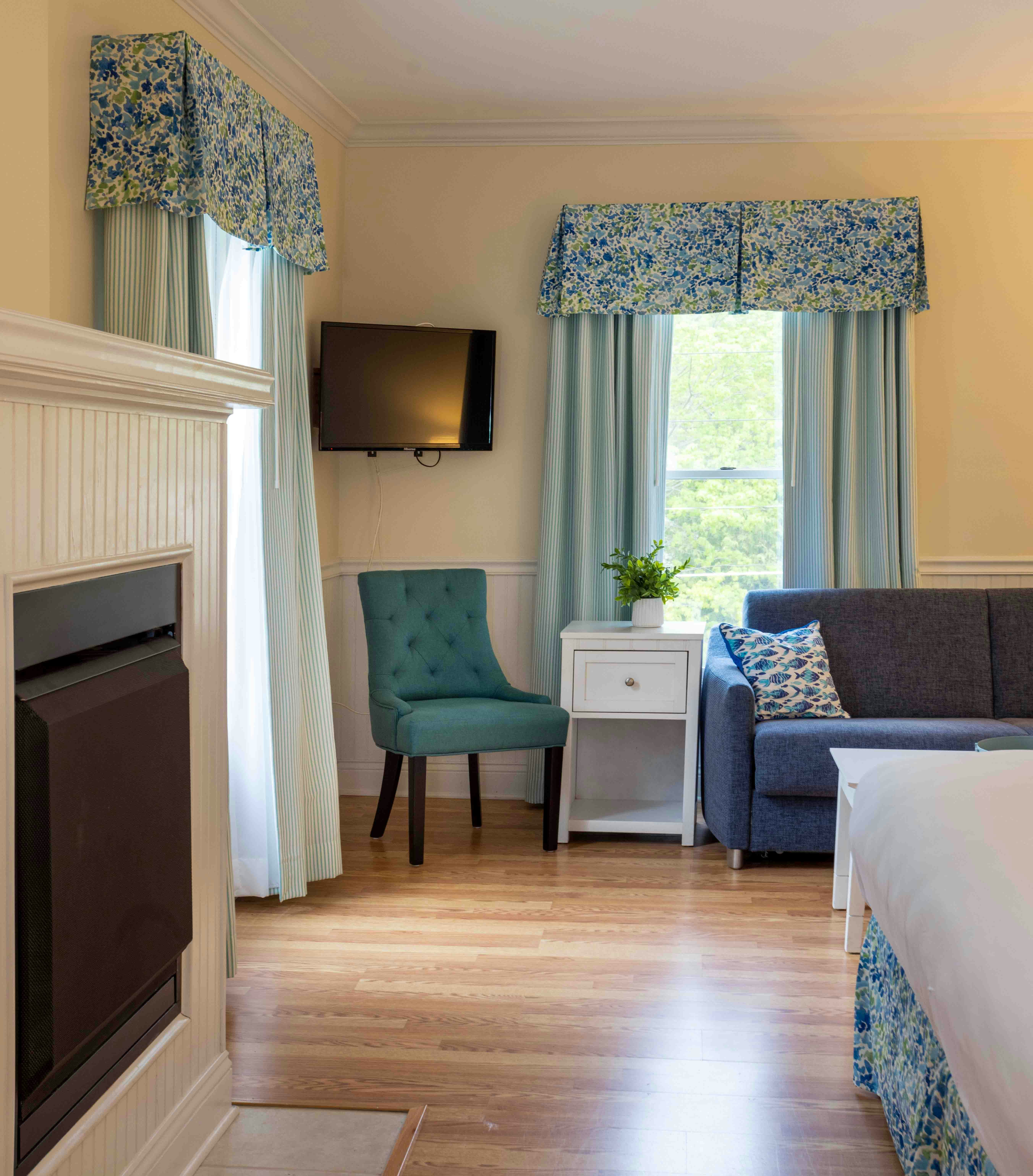 Colonial Inn in Harbor Springs 24/57