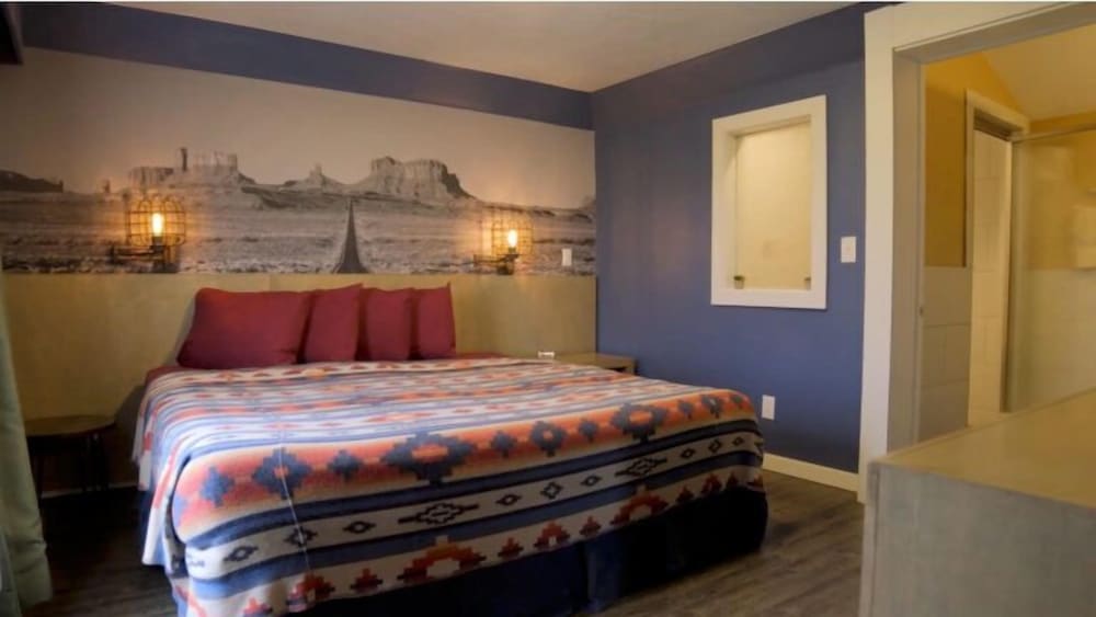 Efficiency, Suite, King Bed, Sauna