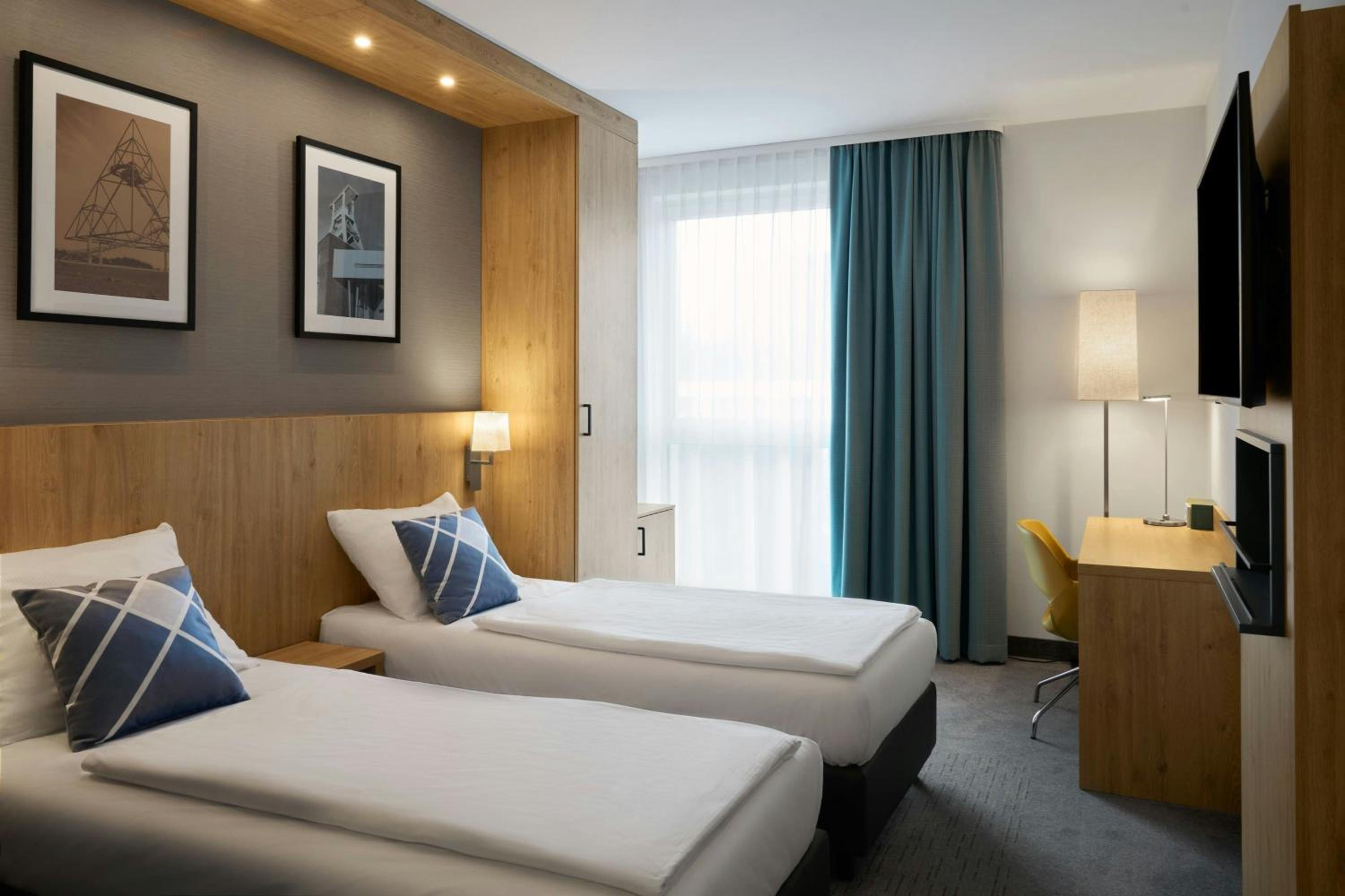 Standard, Twin Beds, Street View