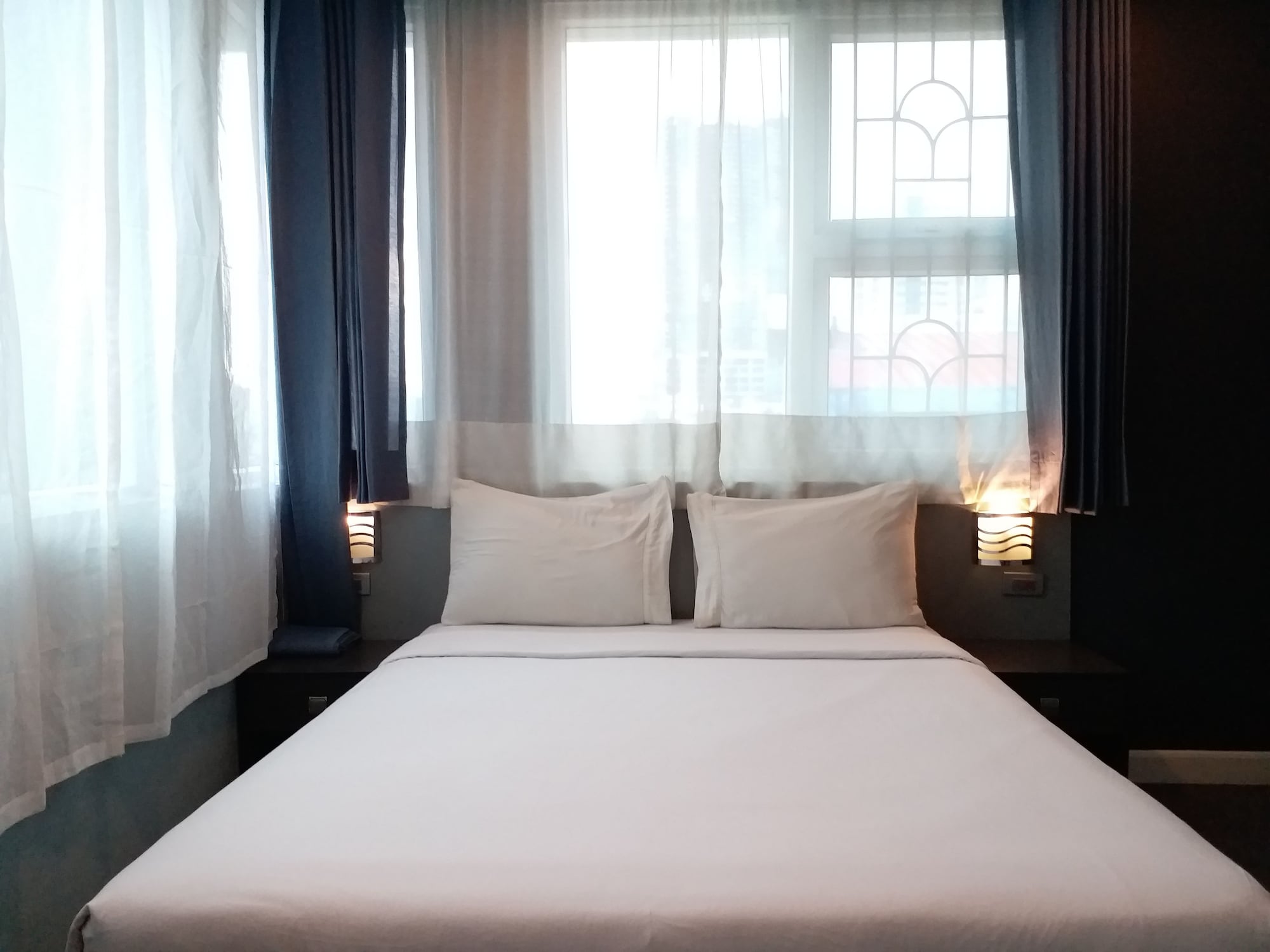 Deluxe, Queen Bed, Leez Inn Malate 3/9