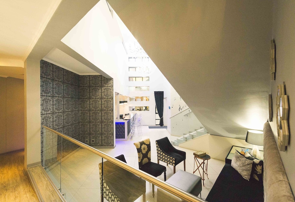 Blue Diamond Boutique Hotel 32/36