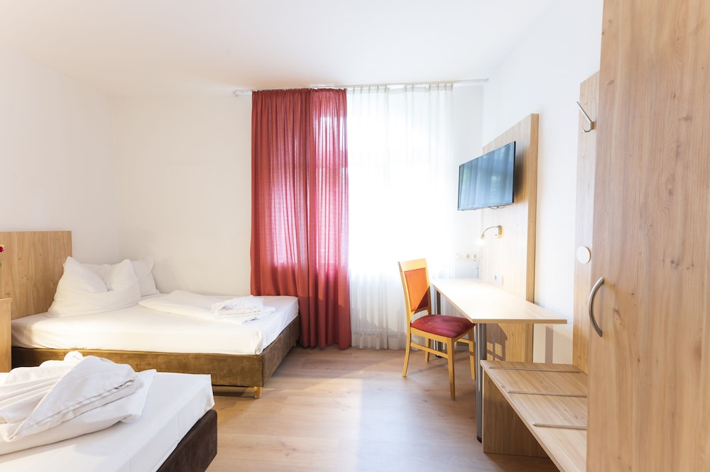 ROOM, TWIN BEDS