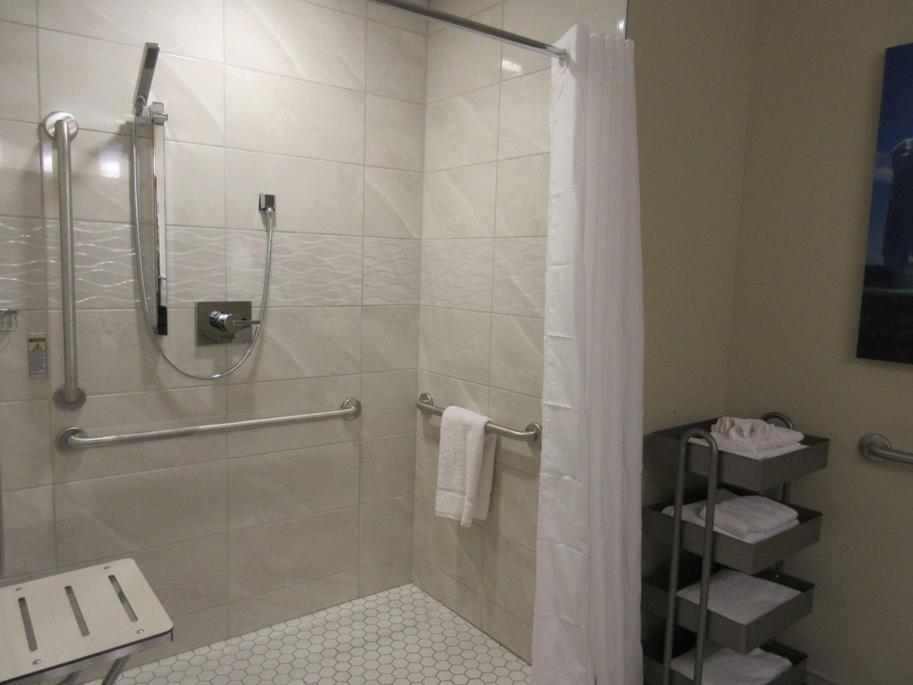 غرفة بسرير كينج وسريرين كوين لذوي الإعاقة، Best Western Plus St. John s Airport Hotel and Suites 7/7