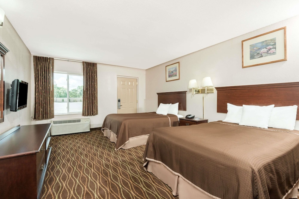 Howard Johnson By Wyndham Springfield 8/31