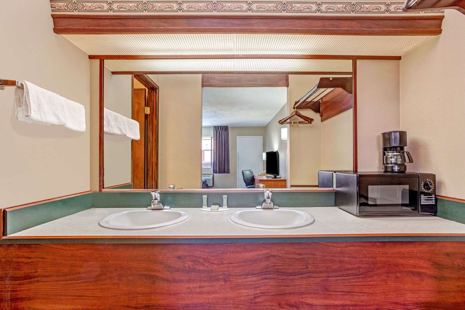 Super 8 By Wyndham Albany 13/19