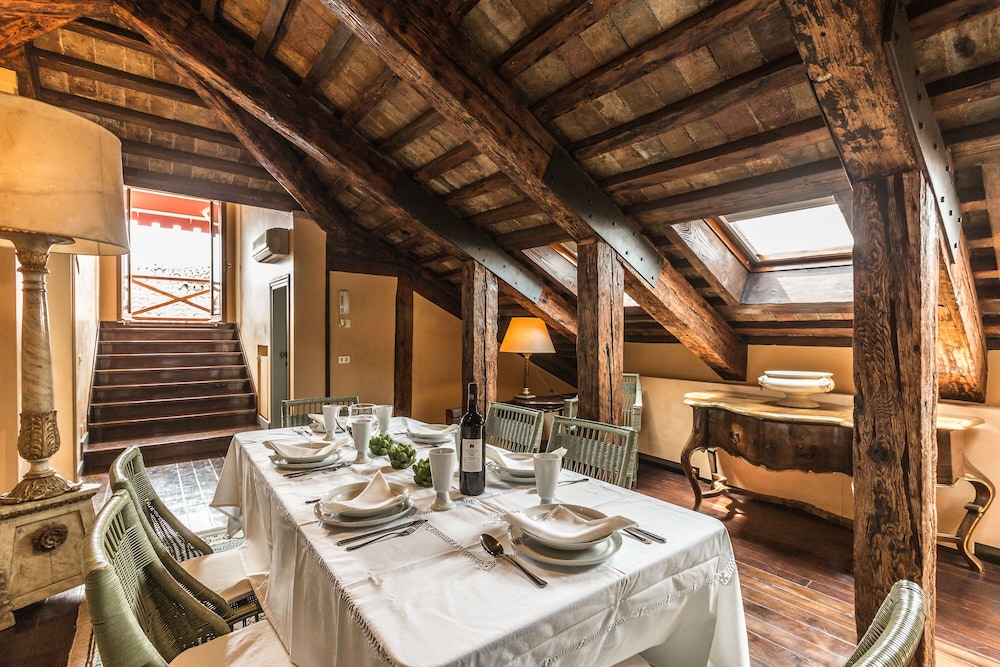 The Venetian Penthouse 16/24