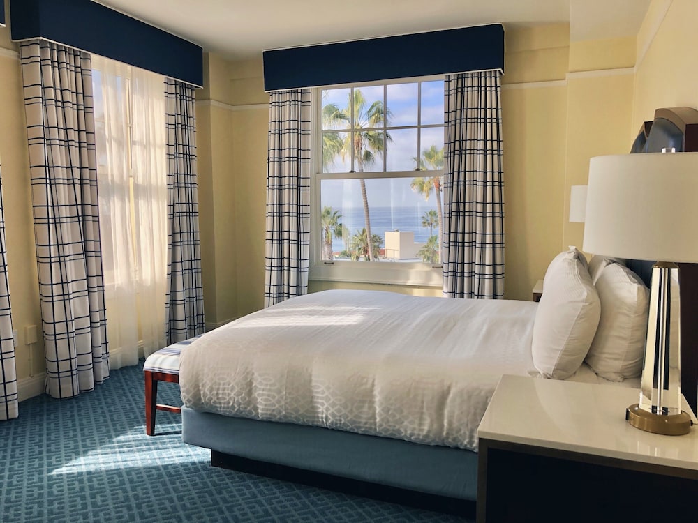 SUPERIOR, KING BED, OCEAN VIEW, SOFA