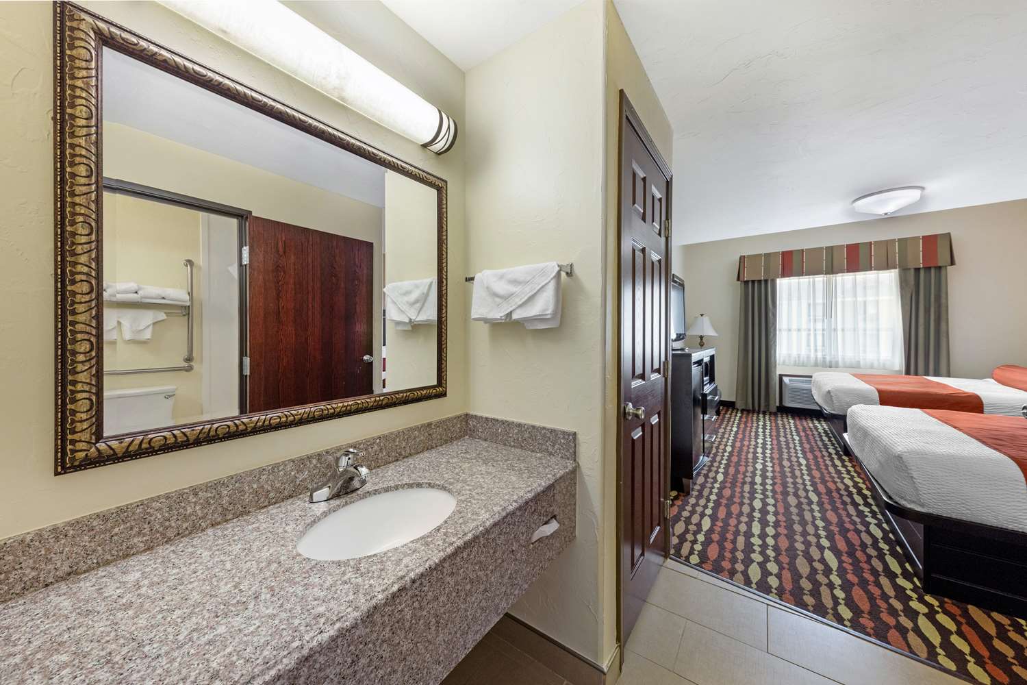 جناح بسريرين كوين مع أريكة لذوي الإعاقة، Best Western Greentree Inn & Suites 2/3
