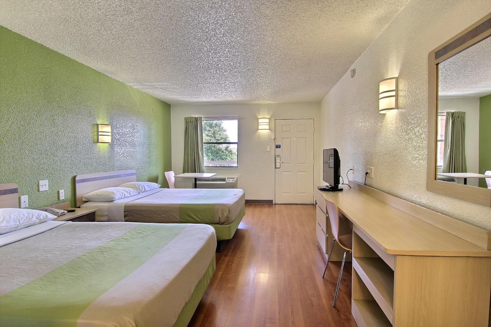 Motel6 Austin, TX - Central Downtown UT 28/53
