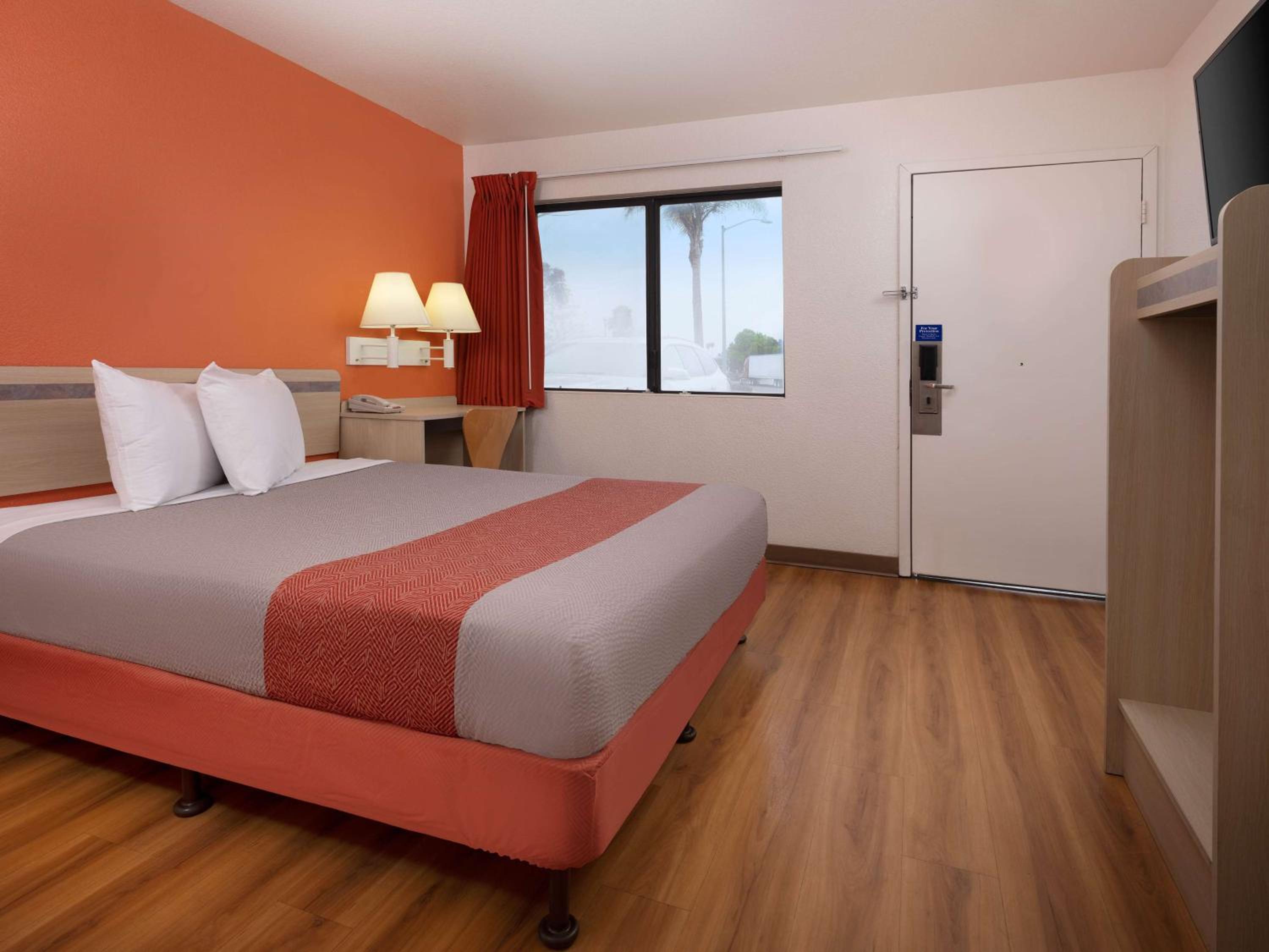 1 Queen Bed ADA/RI Shower