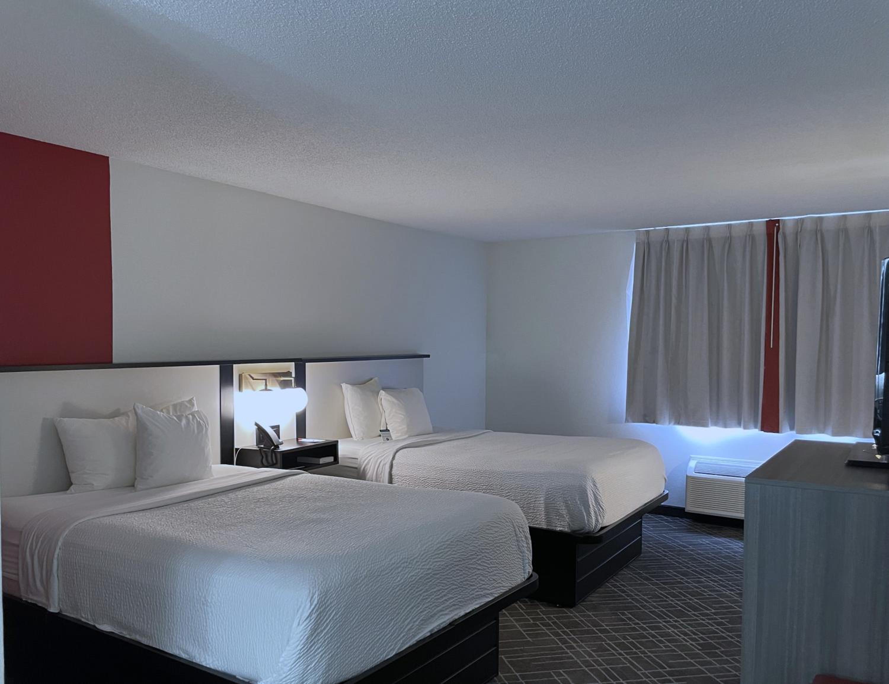 غرفة بسريرين كوين بحوض استحمام لذوي الإعاقة، Ramada by Wyndham Waupaca 3/10