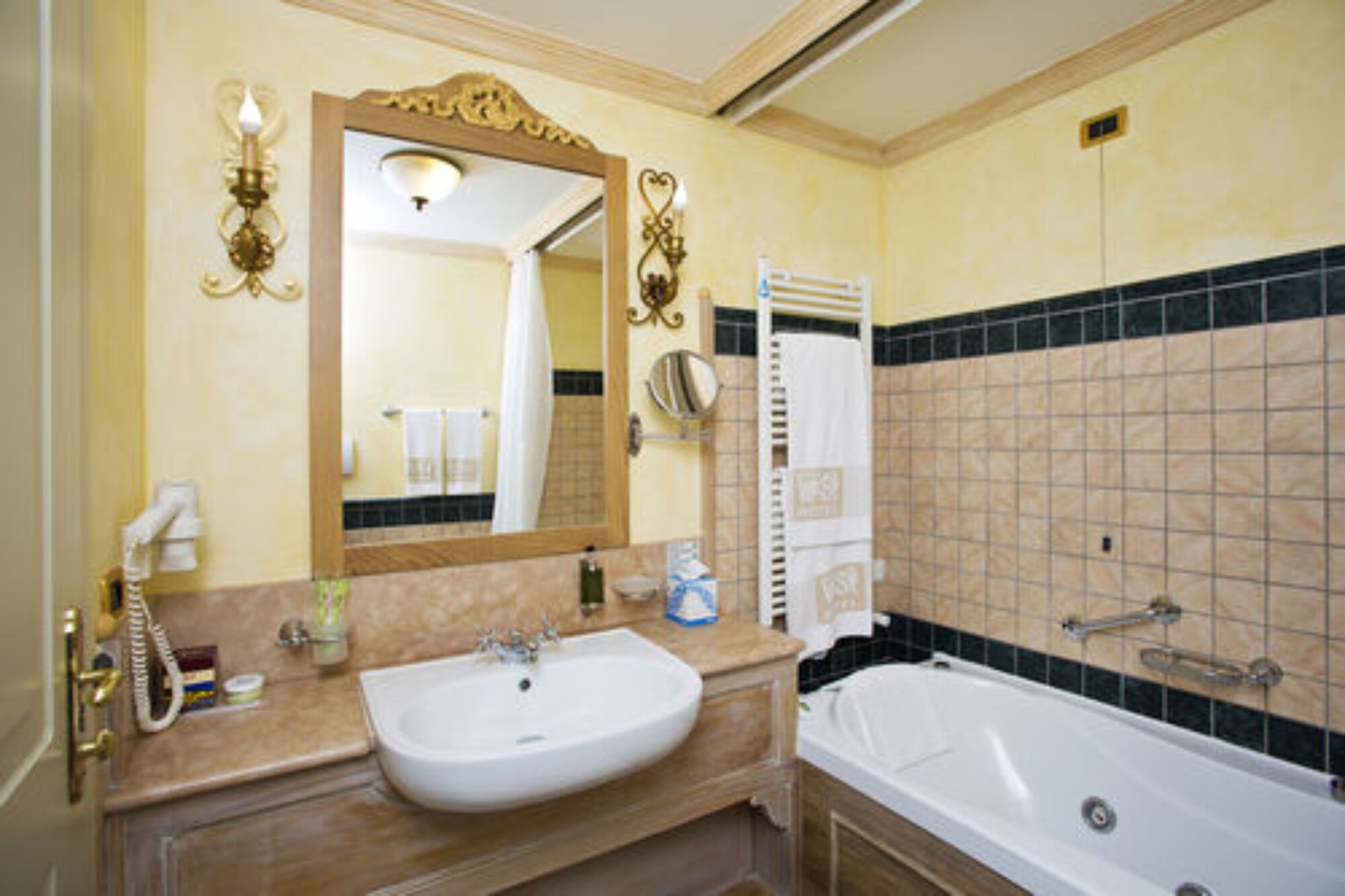 Senior, Suite, King Bed, Attic