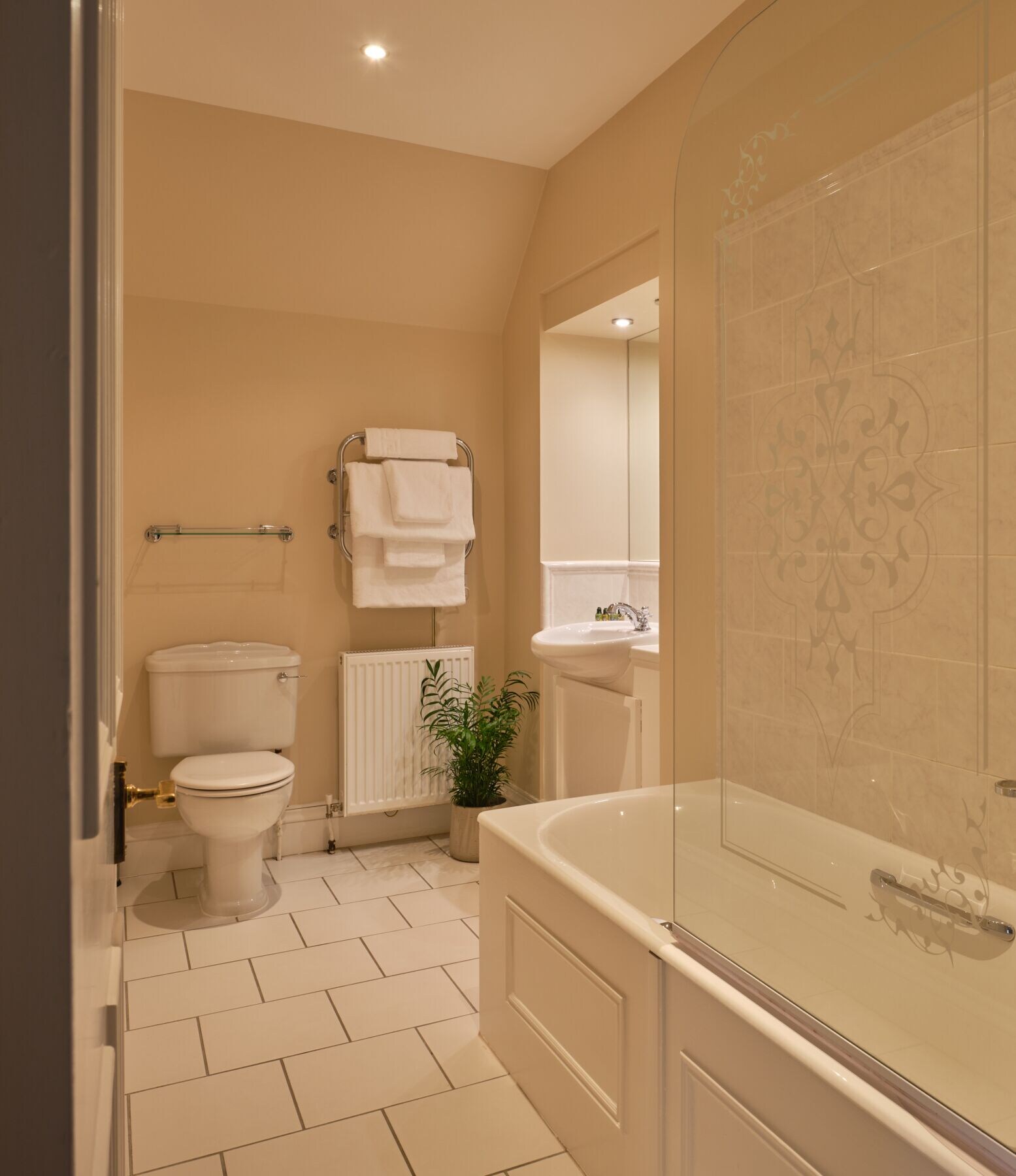 Manor, Deluxe, Double Bed، The Mole Resort 4/4