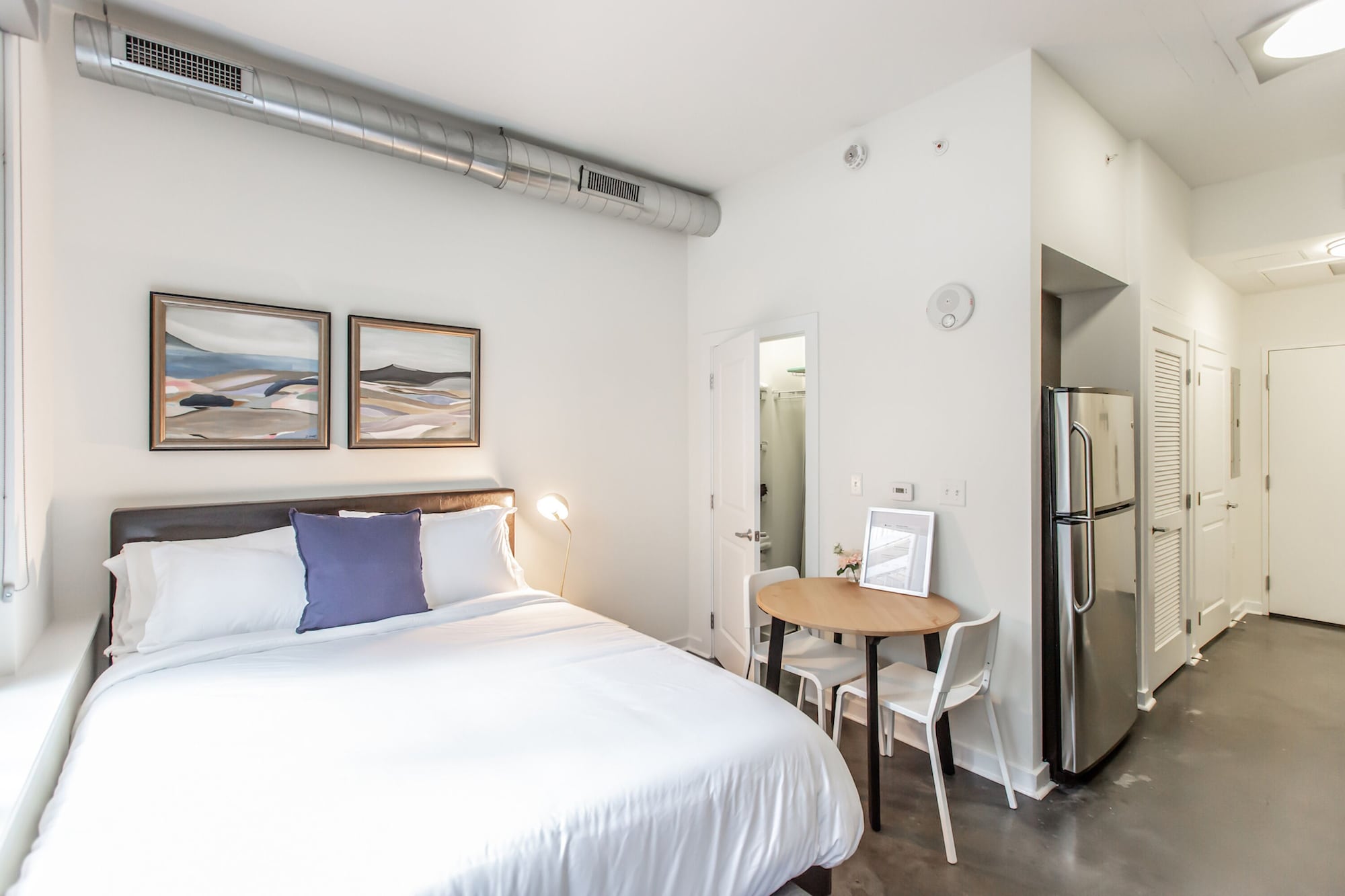 STUDIO, QUEEN BED, KITCHEN