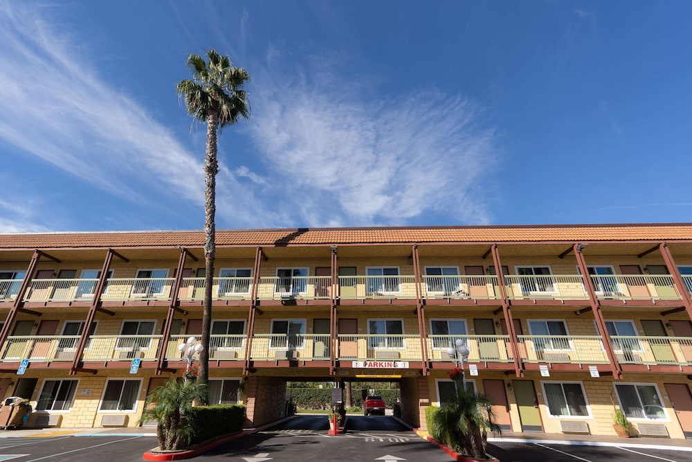 Super 8 by Wyndham Anaheim/Disneyland Drive CA in ANAHEIM - CA