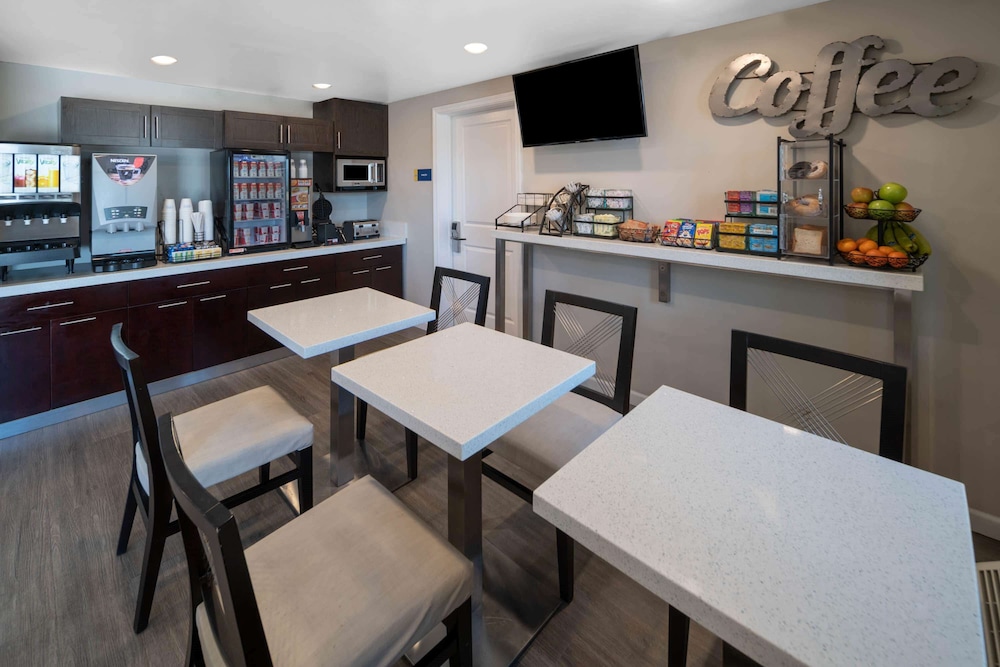Days Inn by Wyndham Galt/Elk Grove South 36/41