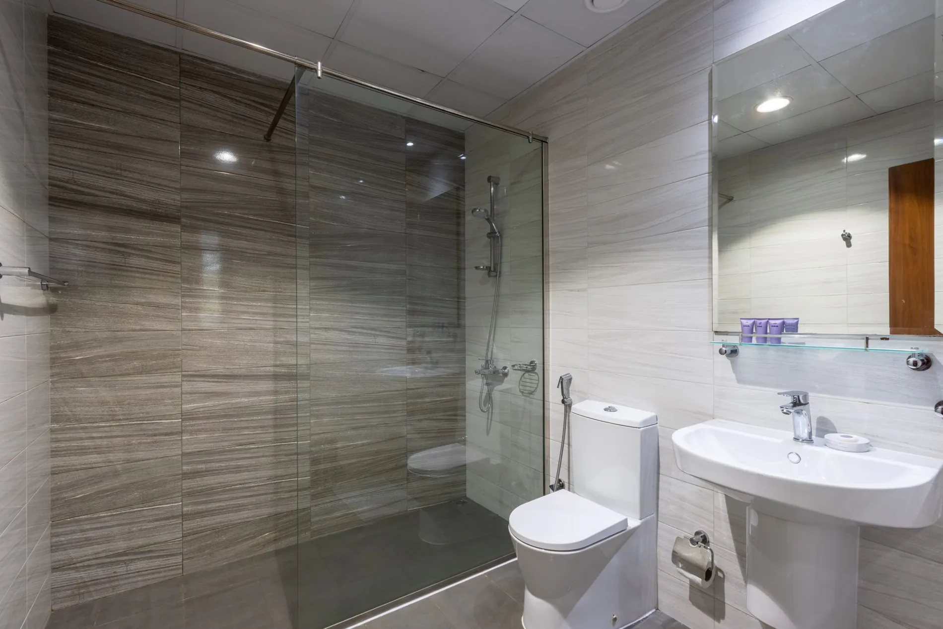 2B & Maid in Dunya 5 Min Walk to Dubai Mall 13/14