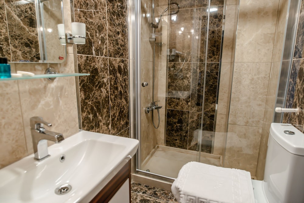 The Camelot Hotel 44/47