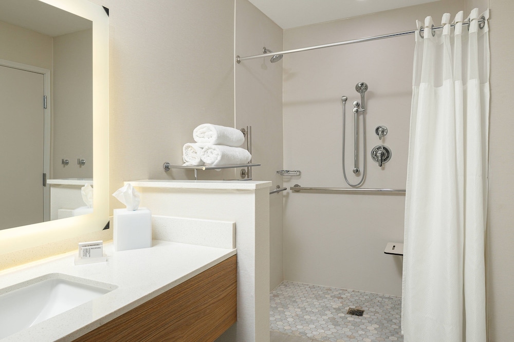 Fairfield Inn Suites Salina 7/40