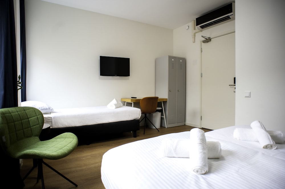 I Hotel 6/33