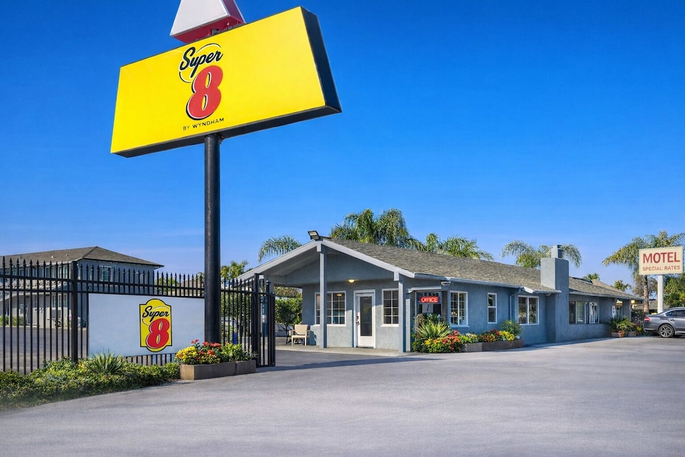 Super 8 by Wyndham Bakersfield CA 36/48
