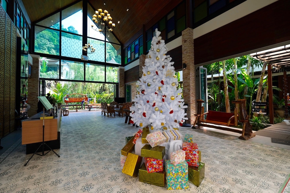 HULA HULA RESORT l truly tropical and fun wellness 14/90