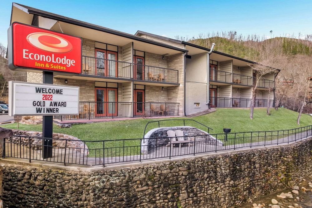 Econo Lodge Inn and Suites On The River 5/61