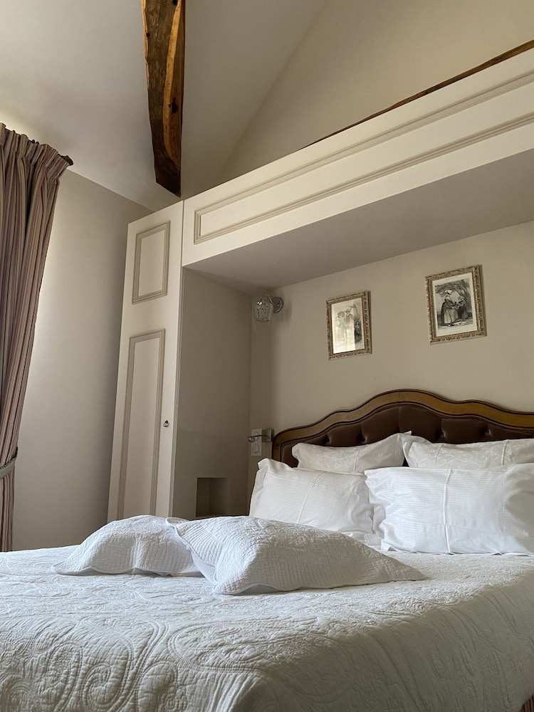 CLASSIC, DOUBLE BED, COURTYARD VIEW