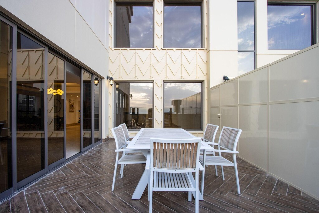 Sky-High Duplex Penthouse Marina & Sea Views 8/10