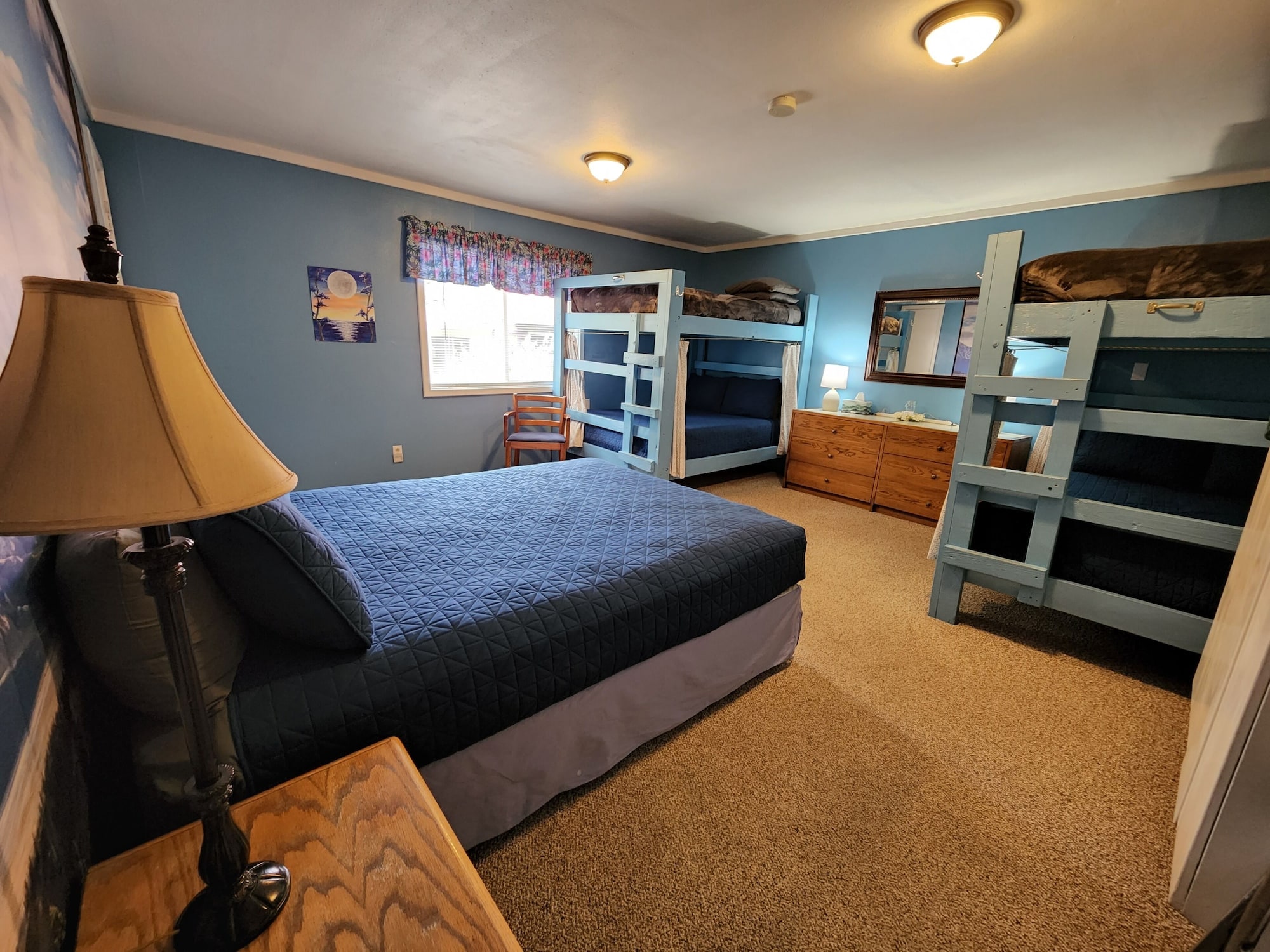Family, 1 Queen and 4 Double Beds, Private Bathroom