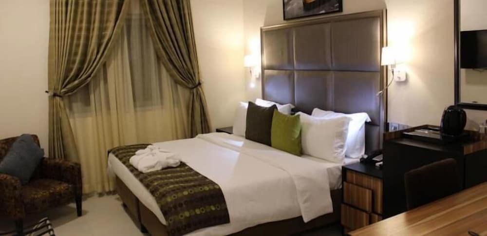 Signature, Queen Bed