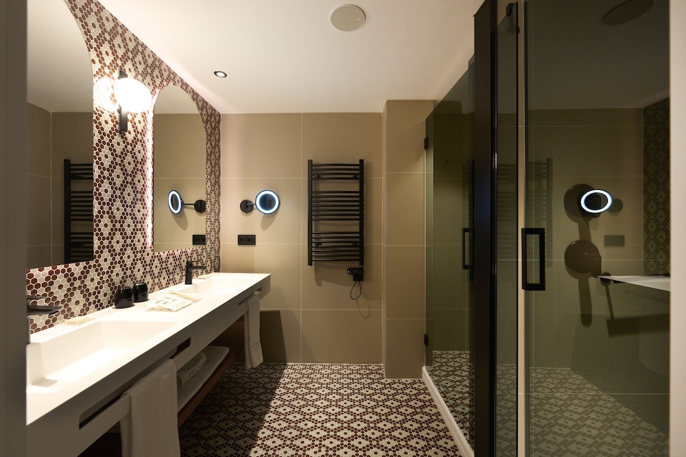 Deluxe, Single, 2 Double Beds، Hotel Catalonia Ramblas 3/3