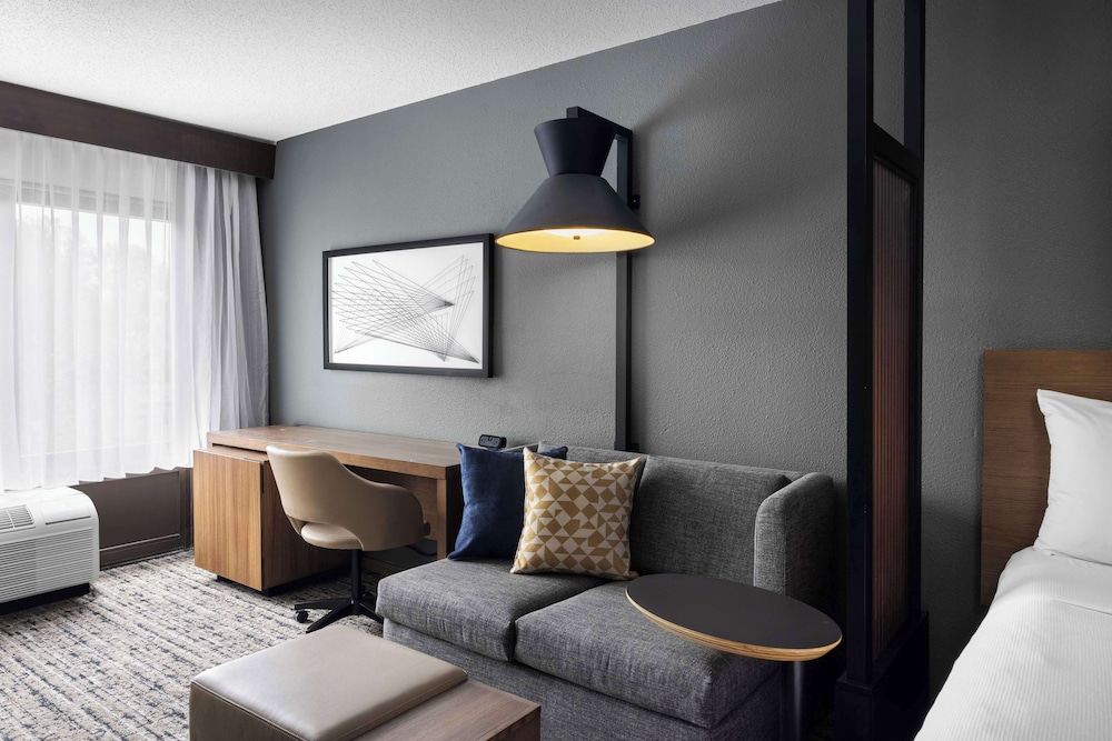 Hyatt Place Charlotte Airport/Lake Pointe 27/48