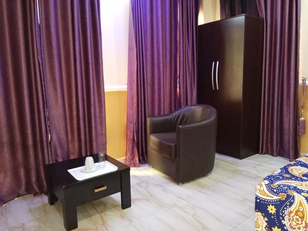 B's Hive Hotel & Suites 19/30
