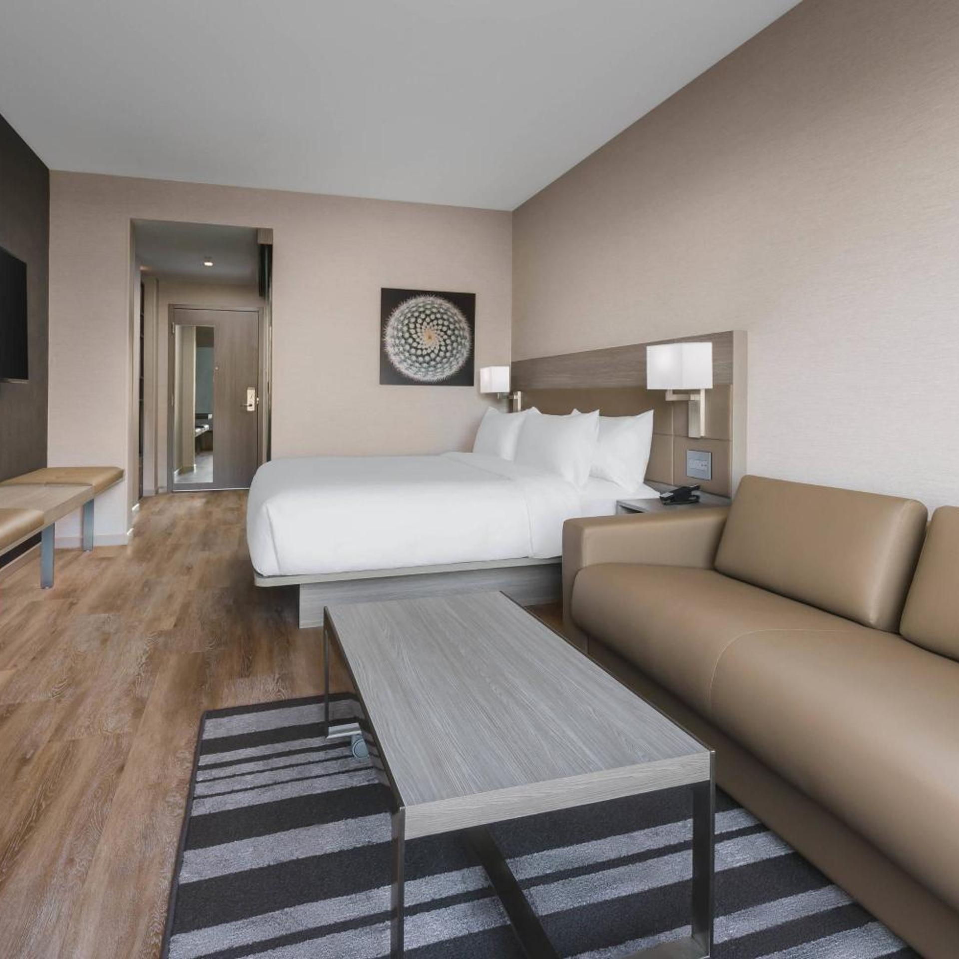 غرفة بسرير كينج بإطلالة على الجبل مع أريكة، AC Hotel Scottsdale North 4/10