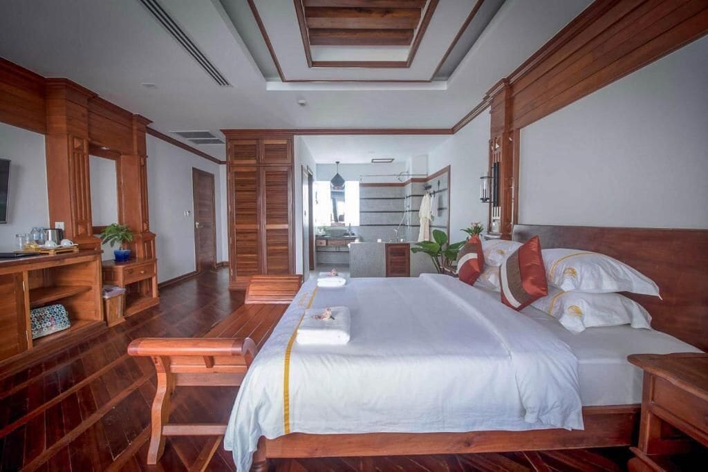 DELUXE, KING BED