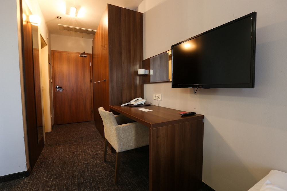 Slisko Hotel 51/66
