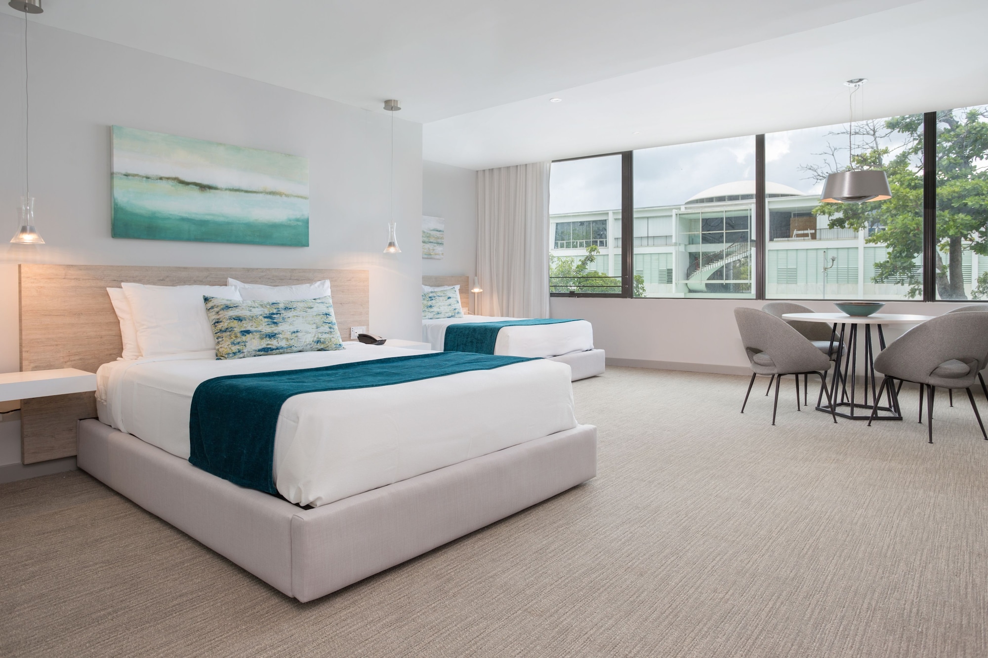 LUXURY, 2 QUEEN BEDS, KITCHENETTE