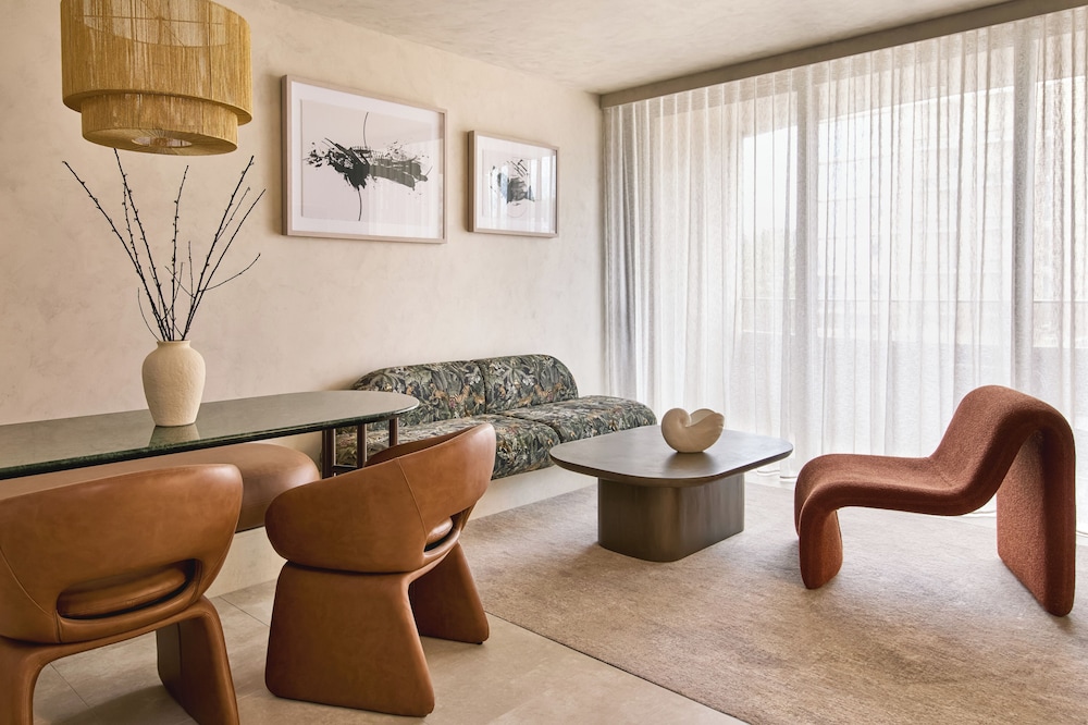 Mondrian Gold Coast 49/75