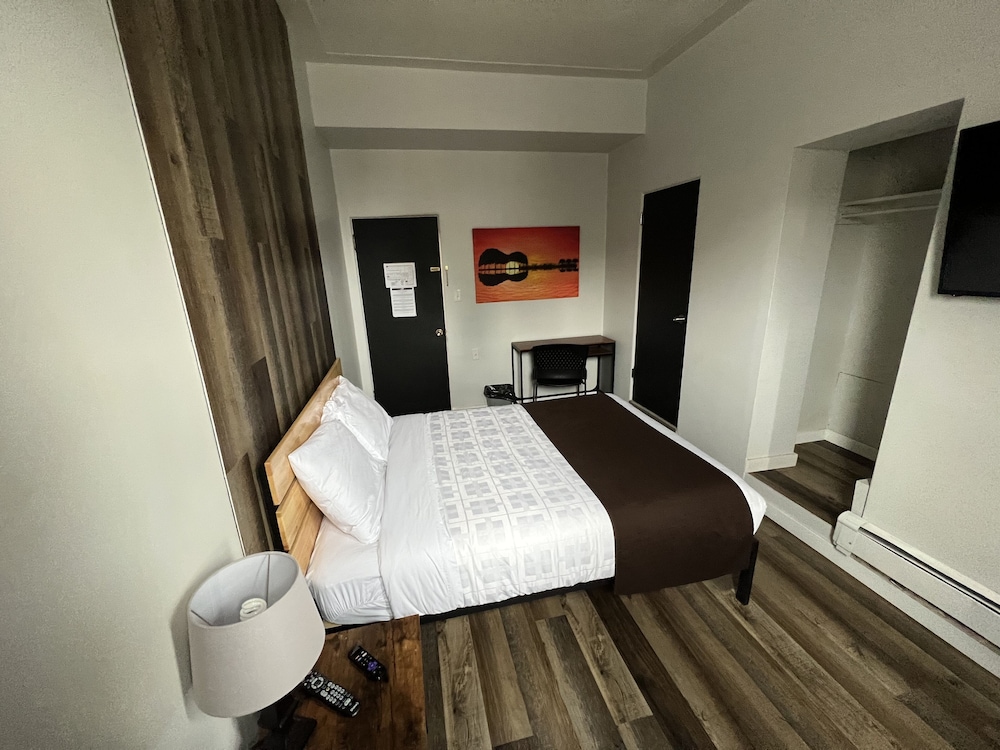 Commercial Hotel 32/76