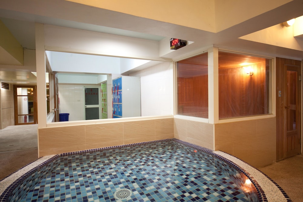 Champagne Hotel 4/36