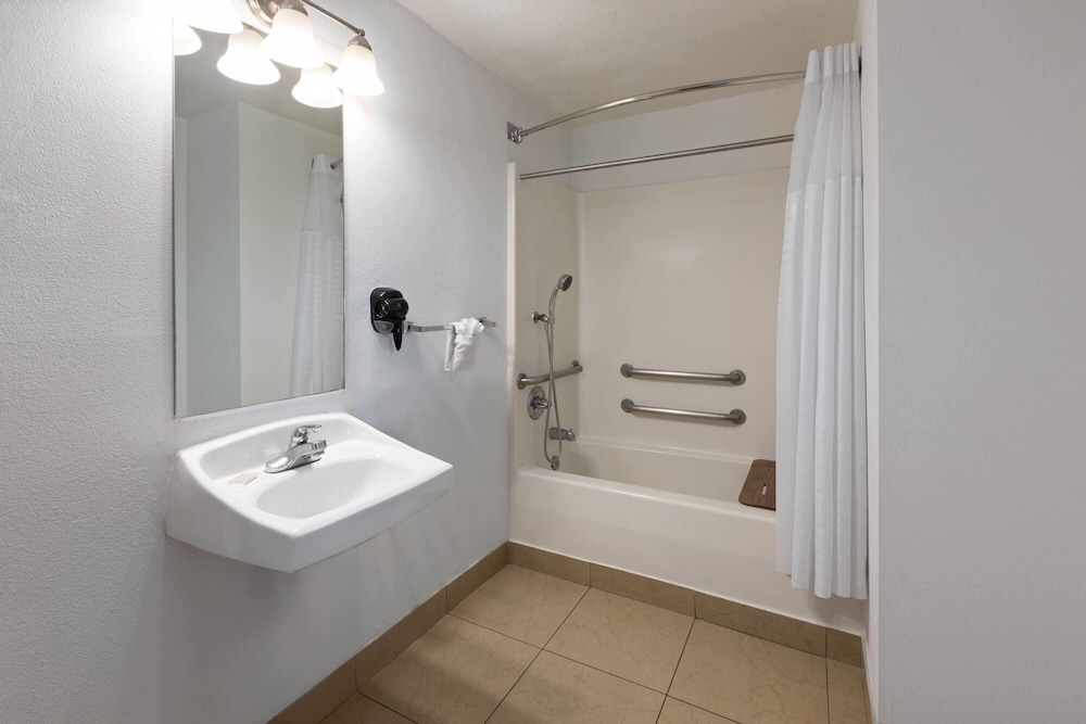 Super 8 by Wyndham Tucson/Grant Road Area AZ 49/50