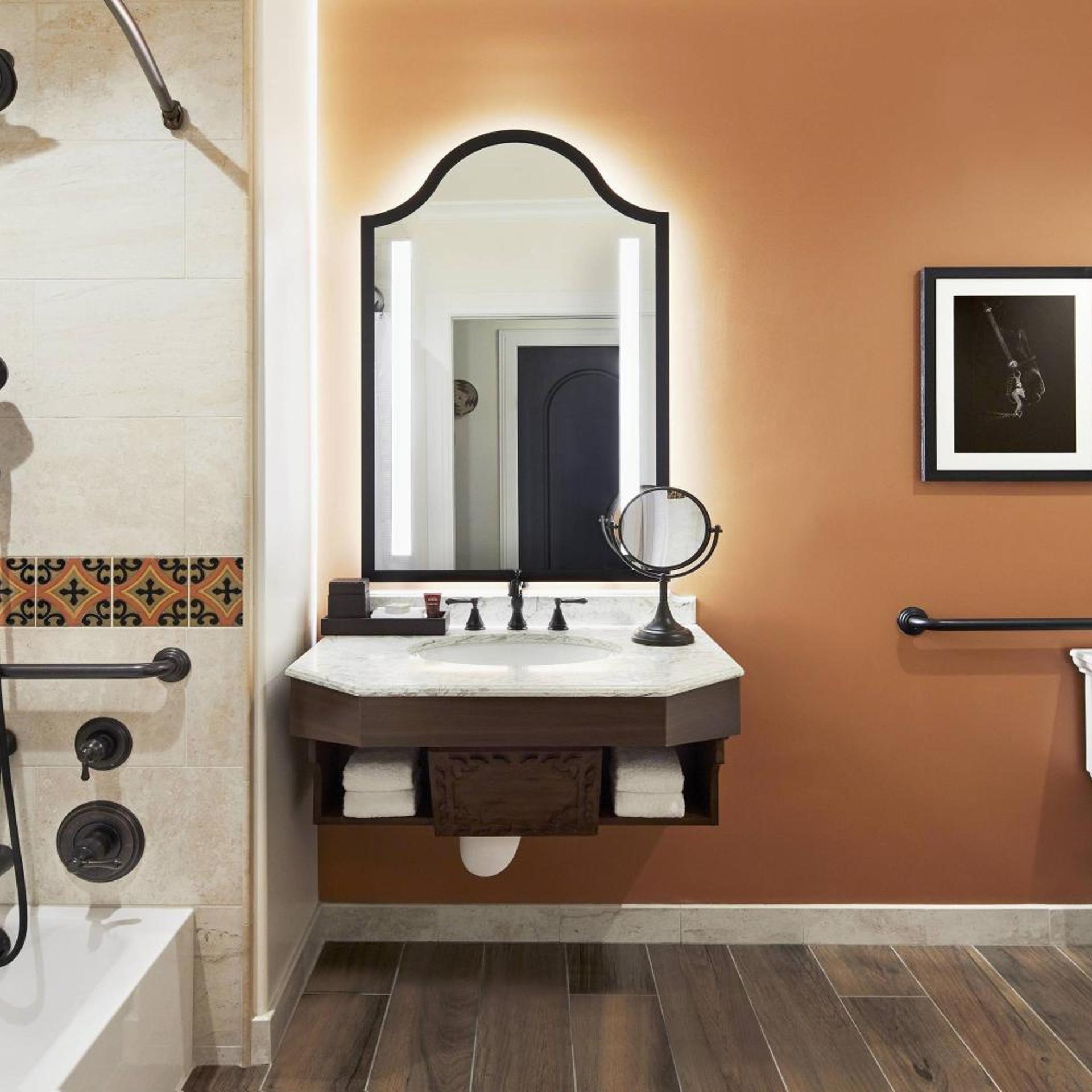 غرفة بسرير كينج وسريرين كوين لذوي الإعاقة، Inn At The Mission San Juan Capistrano Autograph Collection By Marriott 2/2