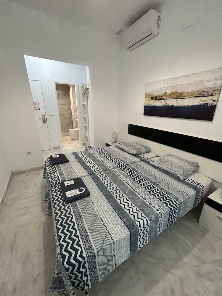 STANDARD, TWIN BEDS, PRIVATE BATHROOM