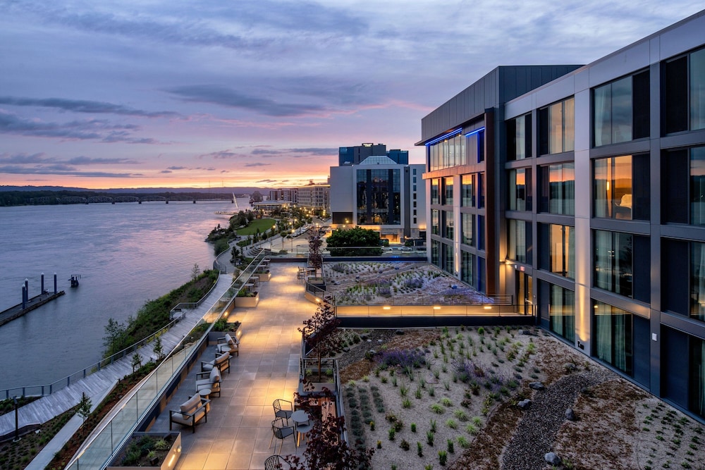 AC Hotel Vancouver Waterfront 1/22