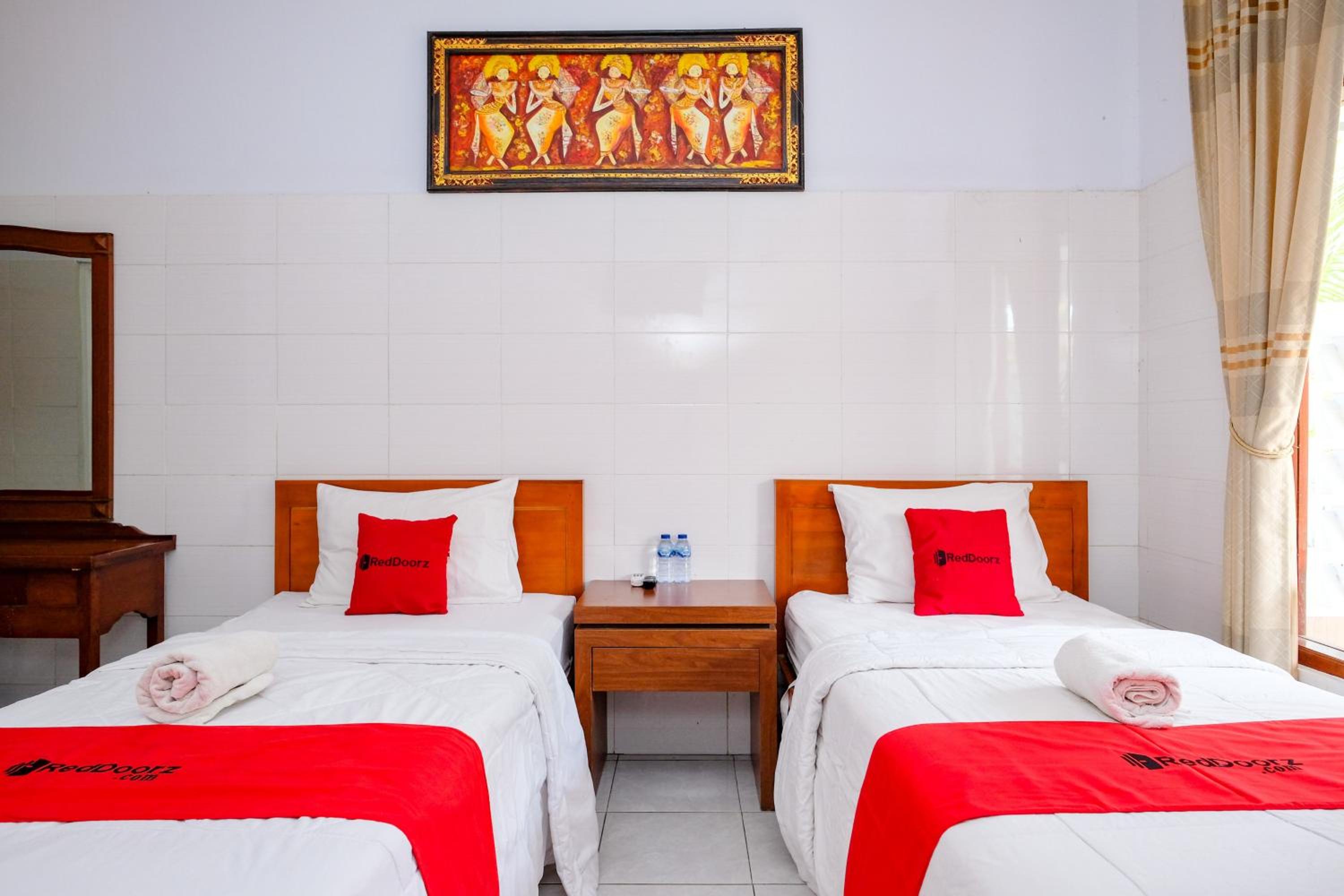 Deluxe, Twin Beds, RedDoorz Plus @ Singaraja 6/9