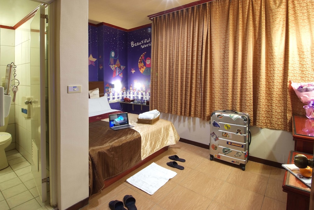 Golden Swallow Hotel 19/25