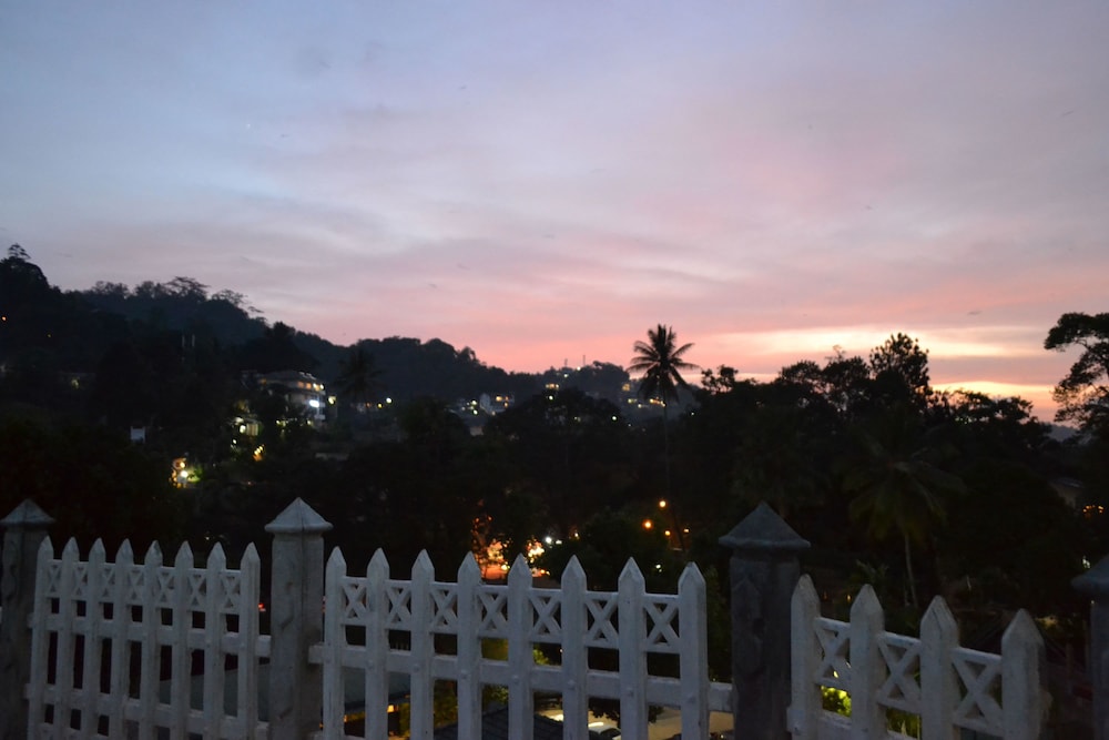 Capital Regency Hotel 42/44